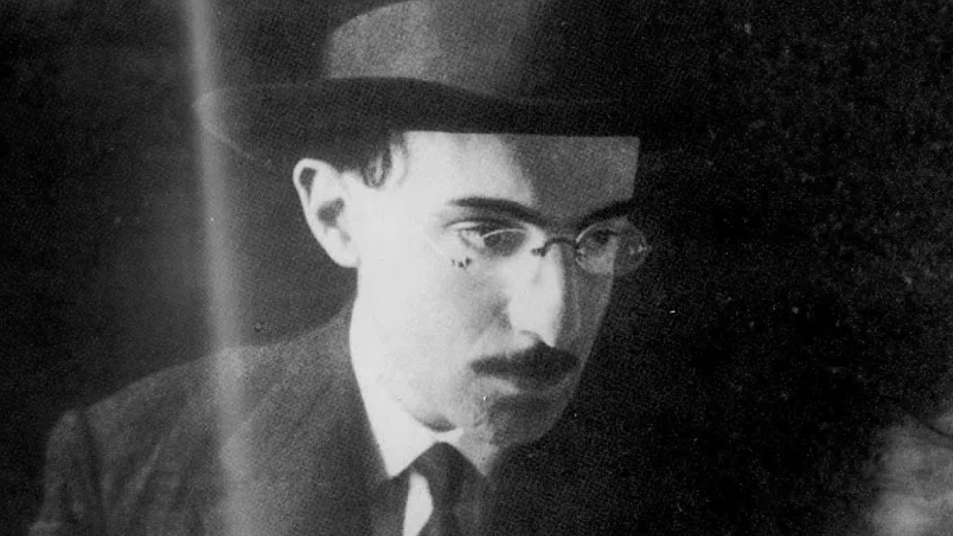 alternativo Fernando Pessoa, autor da frase "Tudo vale a pena se a alma não é pequena", publicada no poema "Mar Português"