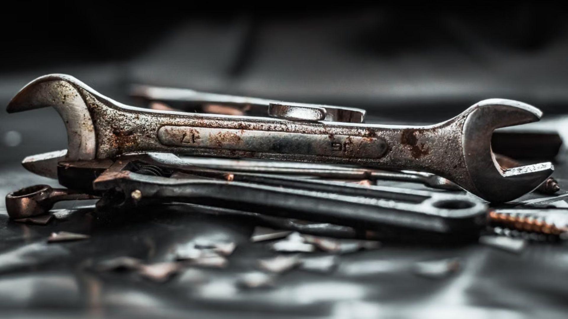 Ferramentas de metal com sinais de oxidação e desgaste pelo tempo