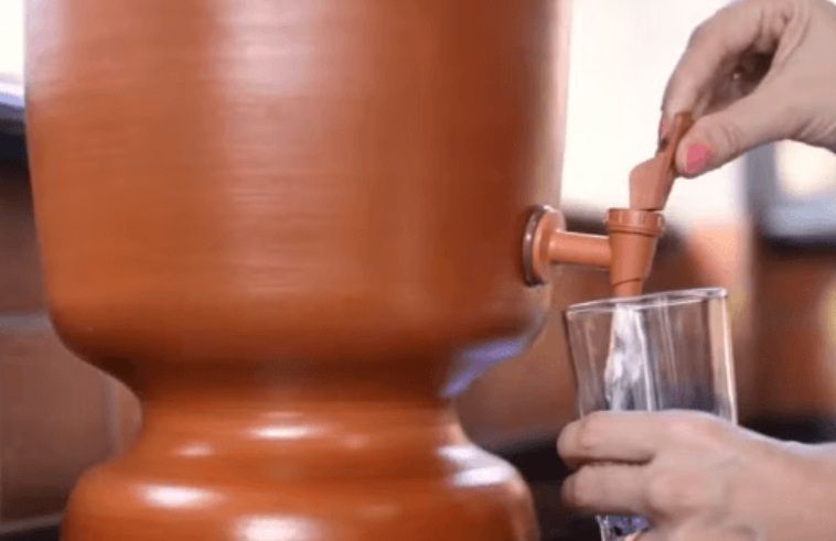 Filtro de barro artesanal brasileiro em uma cozinha tradicional