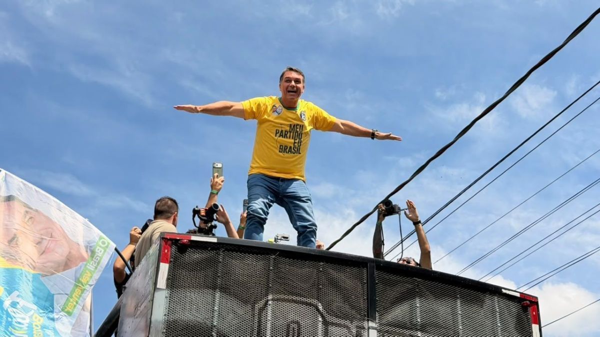 Flávio termina 1º turno sem atos de rua ao lado de Michelle Bolsonaro