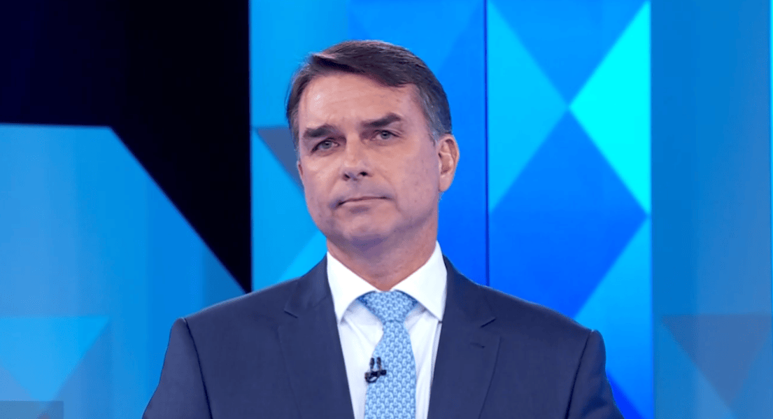 Tarcísio afirma que orientou Flávio a ficar no Brasil após eleição