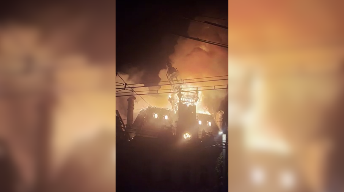 Chamas consomem a histórica prefeitura de Limoges, na França