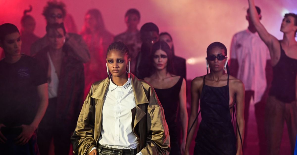 Desfile da marca FORCA no SPFW com carros realizando drift na passarela
