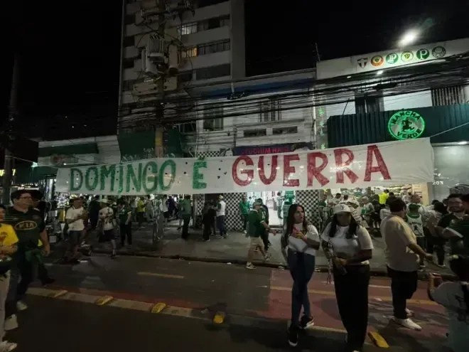 Imagem de destaque do post: Torcida do Palmeiras exibe faixa antes de jogo com Corinthians: "Guerra"