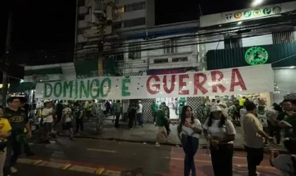 Imagem de destaque do post: Torcida do Palmeiras exibe faixa antes de jogo com Corinthians: "Guerra"