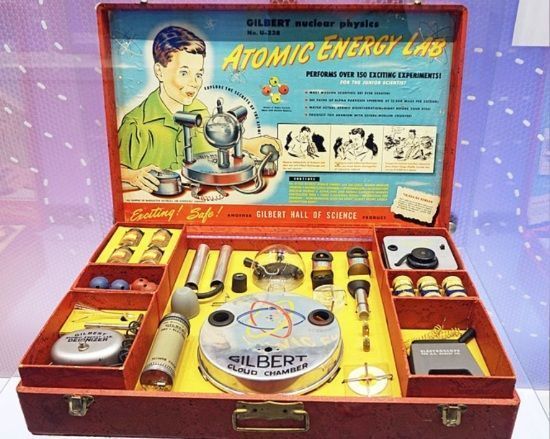 O laboratório atômico Gilbert U-238 nos anos 1950, o fascínio pela era nuclear e a falta de conhecimento dos riscos graves da radiação à saúde infantil