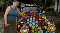 Pintar custaria R$ 5 mil; artesã encontra outra solução e cobre Fusca inteiro com crochê