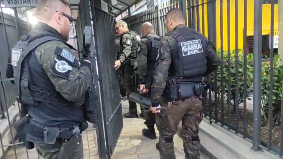 Policiais durante a operação