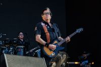 Guitarrista do Offspring anuncia afastamento por “problema de saúde súbito”