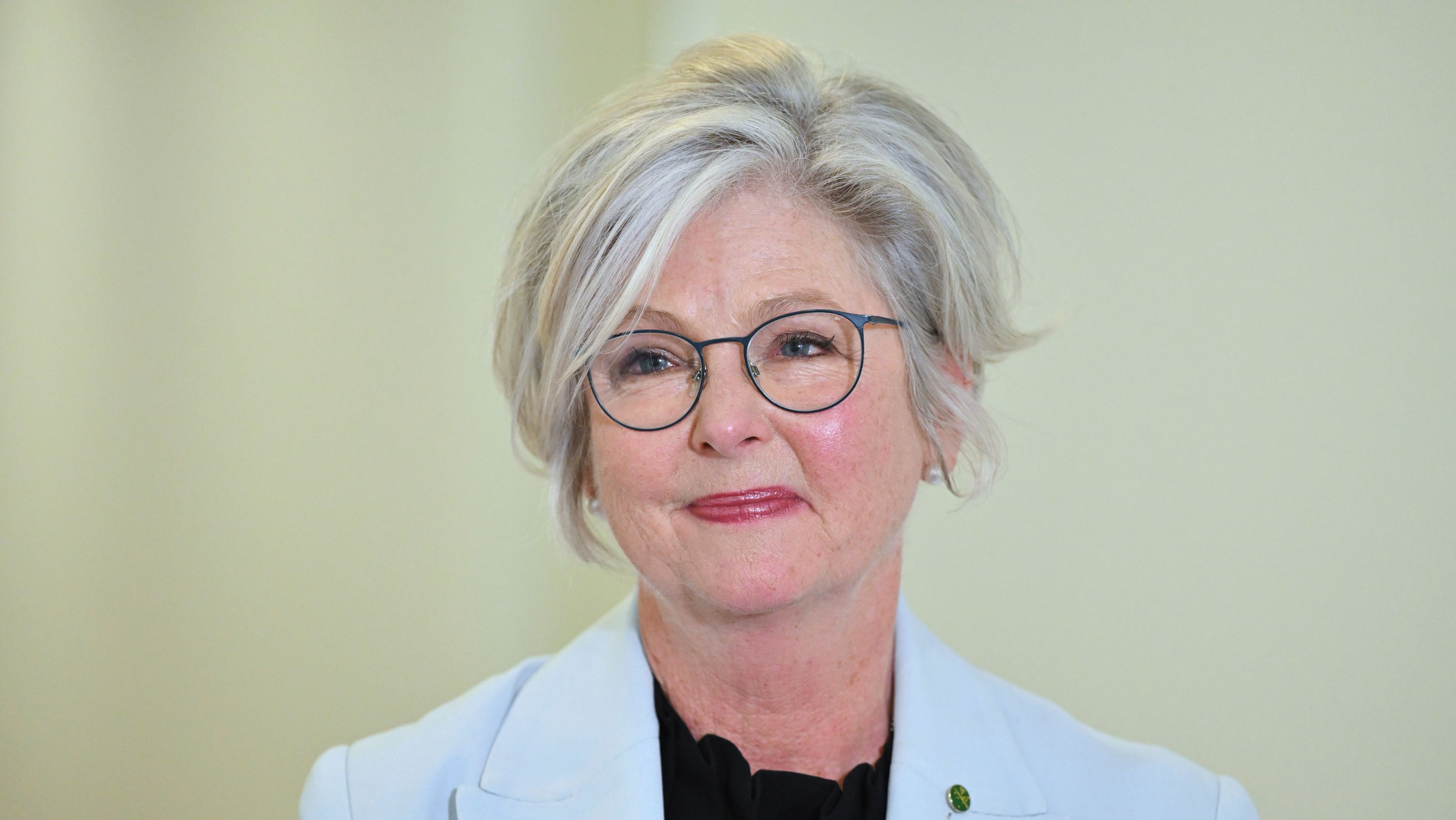 A parlamentar independente australiana Helen Haines fala com jornalistas no Parlamento em Canberra, Austrália, em 8 de setembro.