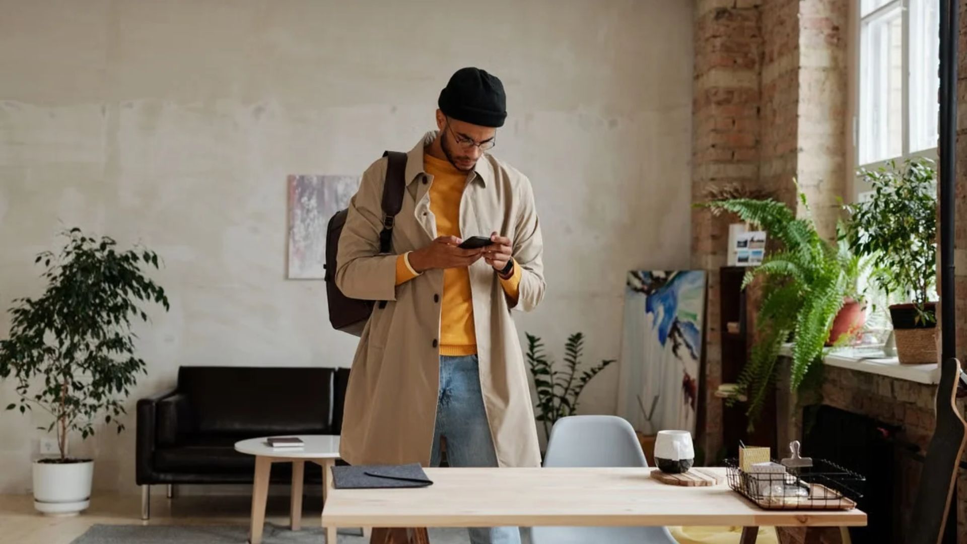 O hábito de conferir o celular repetidamente pode estar relacionado à busca por segurança e à confiança na própria memória