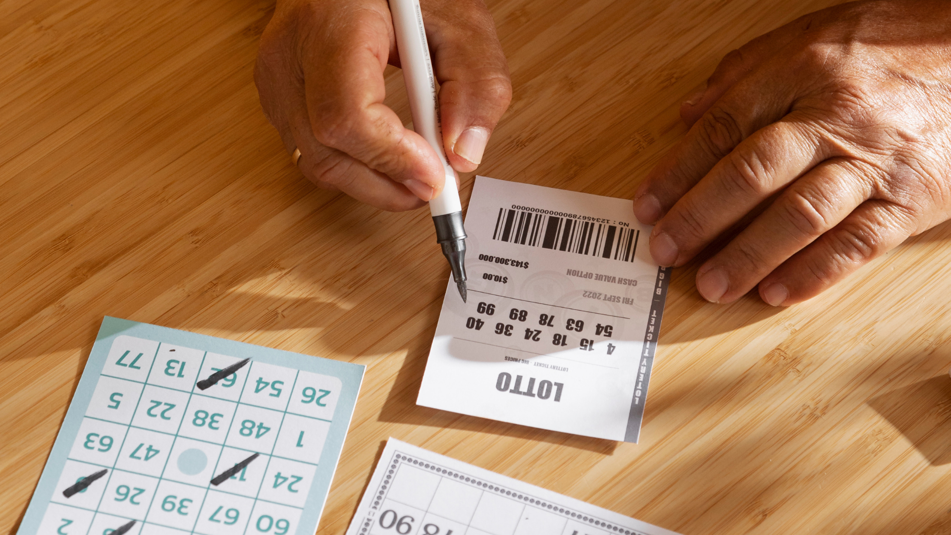 Homem escolhendo números no bilhete da loteria