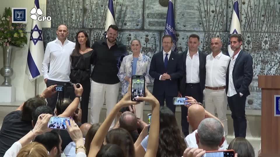 Israel homenageia passageiros que dominaram agressor em voo da Flydubai