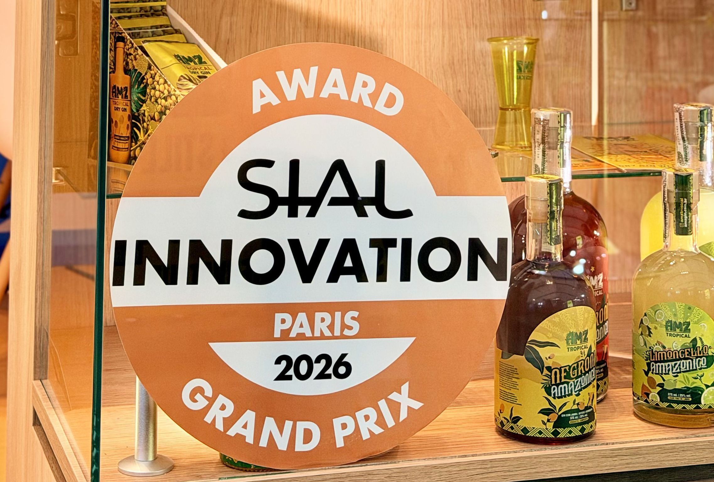 Na Sial Paris o Negroni Amazônico, da AMZ Tropical, foi eleito o melhor da categoria Bebidas; produto leva jambu à receita de um clássico da coquetelaria