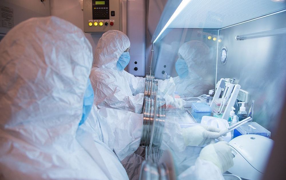 Hospital na Sibéria com equipes de saúde durante medidas de emergência