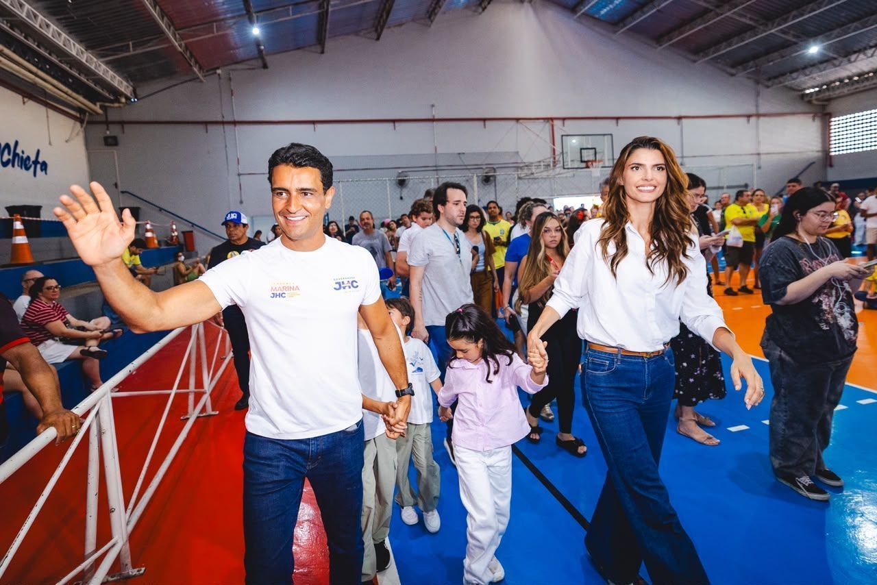 João Henrique Caldas (JHC), do PSDB, com a esposa e filhos em Maceió • Assessoria