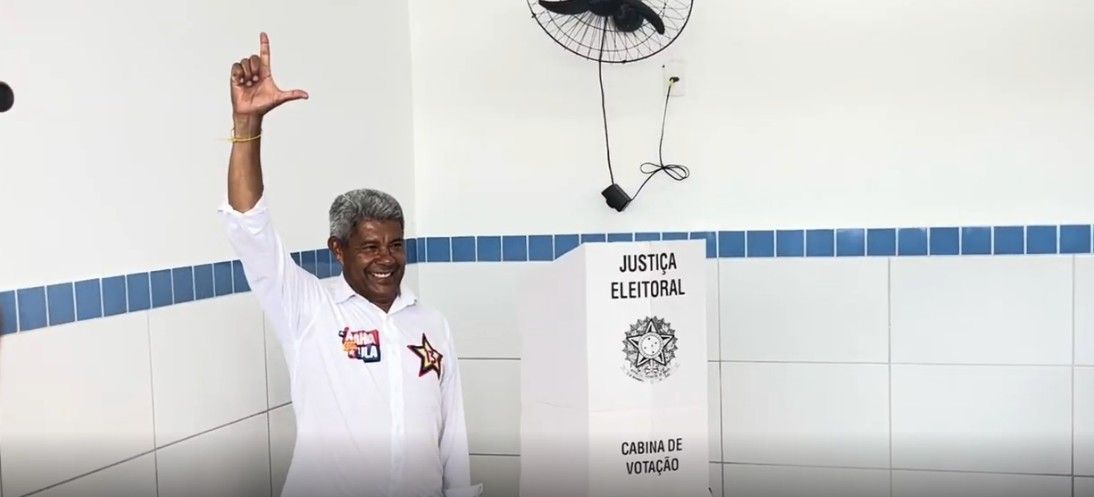 Governador da Bahia, Jerônimo Rodrigues (PT), e que foi reeleito ao cargo no 1º turno das eleições gerais, votando neste domingo (25) no 2º turno das Eleições de 2026