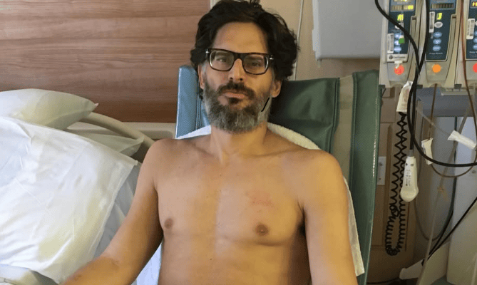 Joe Manganiello no hospital mostrando a bolsa de estomia e lesões de pele