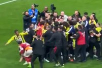 Dérbi turco: Galatasaray e Fenerbahçe trocam socos após jogo; veja vídeo