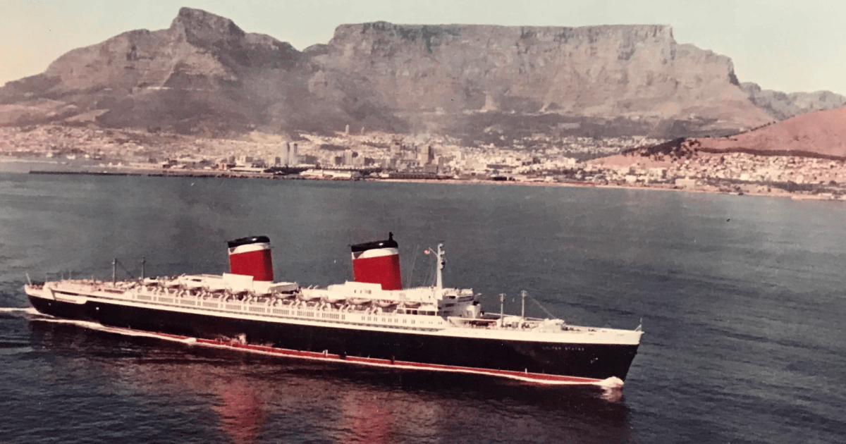 Naufrágio planejado do SS United States na costa da Flórida como recife artificial