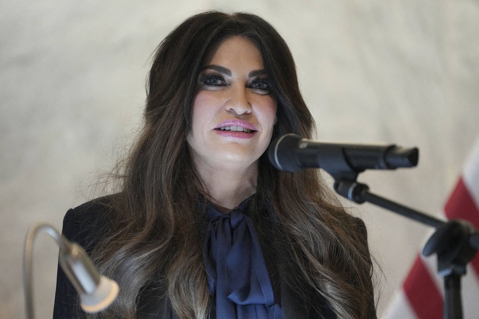 A então embaixadora dos EUA na Grécia, Kimberly Guilfoyle, discursa durante uma cerimônia de inauguração na chancelaria da Embaixada dos EUA em Atenas, em 7 de outubro.