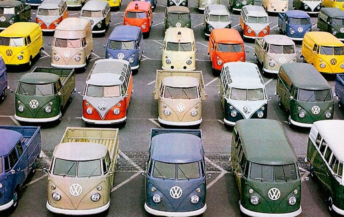 O som característico do motor traseiro resfriado a ar marcou a paisagem urbana do país por mais de meio século. Entre o transporte diário de mercadorias e o uso em viagens familiares, a Kombi construiu uma trajetória única no mercado automotivo.