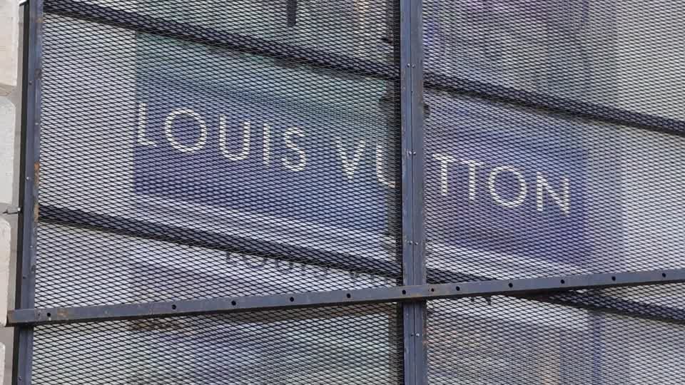 Vitrine da Louis Vutton aparece com grades em Paris