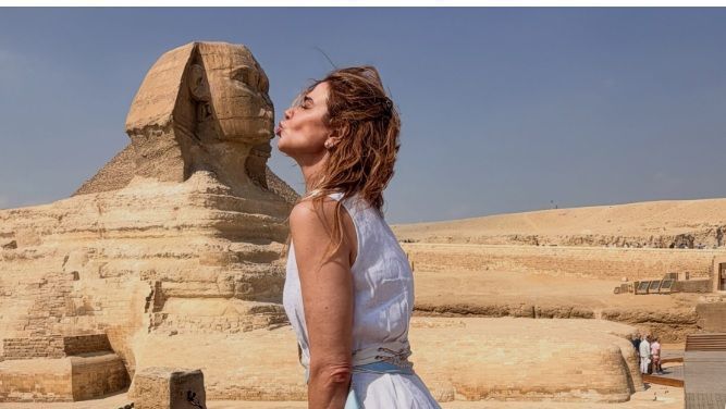 Iniciando o passeio pelo famoso Templo de Karnak, localizado em Luxor, a comunicadora dividiu com seus seguidores a empolgação diante da grandiosidade da arquitetura ancestral