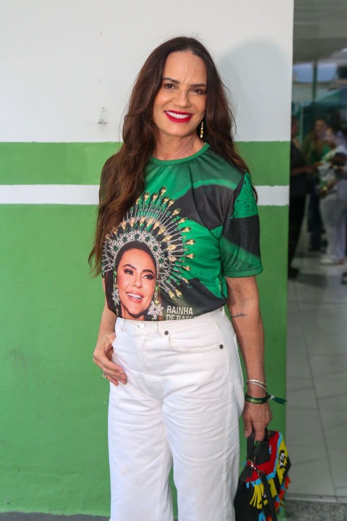 Luiza Brunet acompanha coroação de Paolla Oliveira na Imperatriz