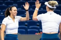 Luisa Stefani e Dabrowski vencem campeãs olímpicas e vão à semi em Pequim