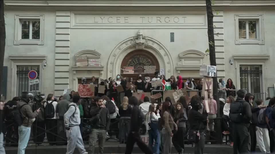 Mais de 400 escolas fecharam na França, enquanto estudantes mantêm bloqueio.
