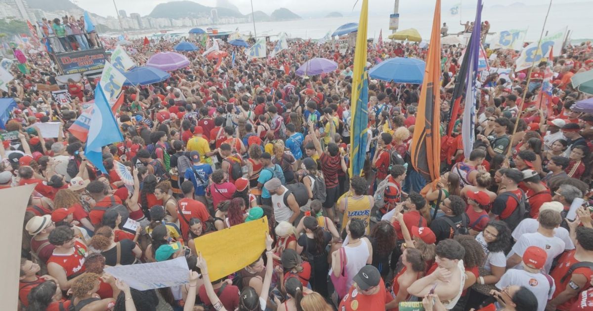 Manifestantes fazem ato em apoio a Lula em Copacabana