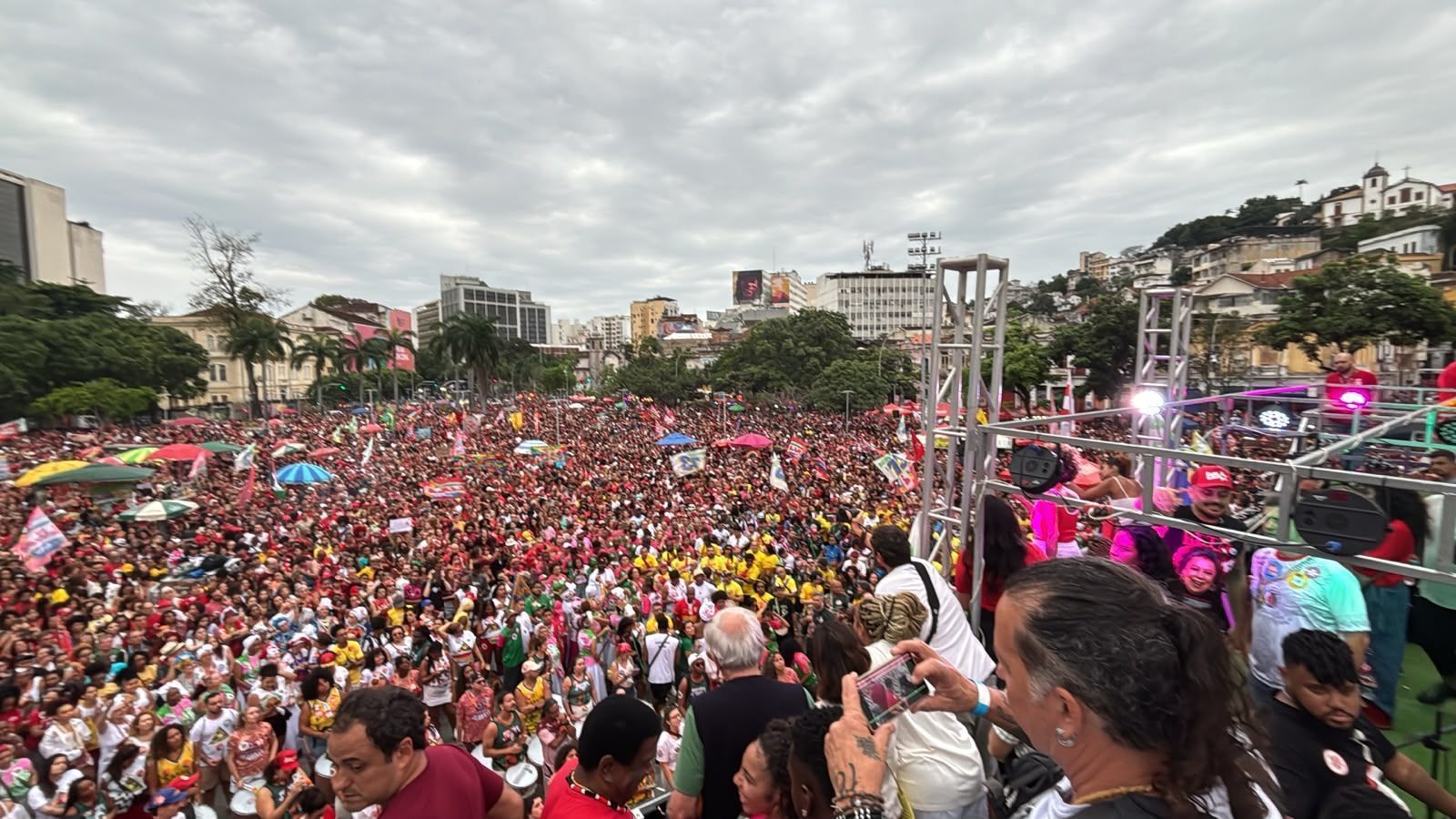 Manifestação pró-Lula na Lapa, no Rio • Reprodução/CNN