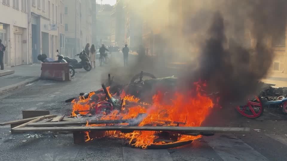 Manifestantes e policiais retornam à praça da República, em Paris, um dia após protestos