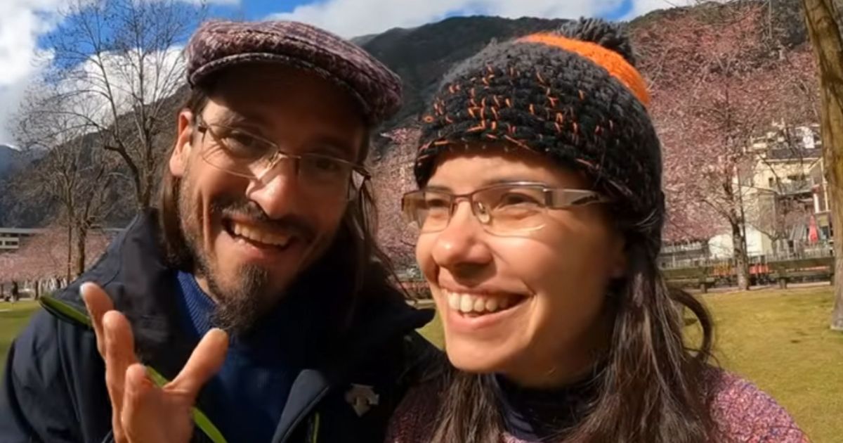 Eles se cruzaram pela primeira vez na entrada de uma cadeia; hoje, vivem há mais de 10 anos na estrada gravando a própria jornada pela América Latina