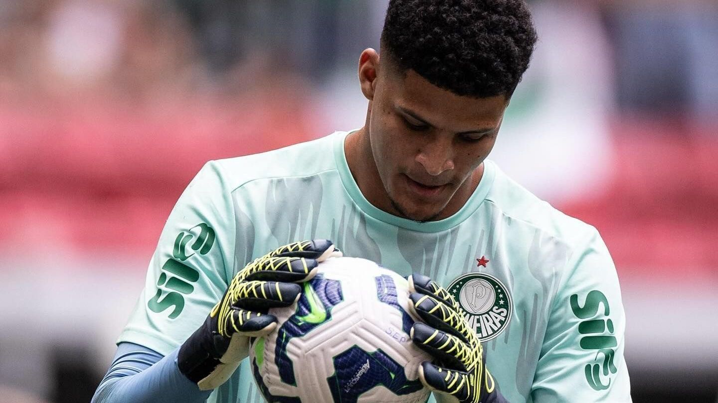 Vítima de racismo, goleiro fica sem contrato e cita Vini Jr ao cobrar clube