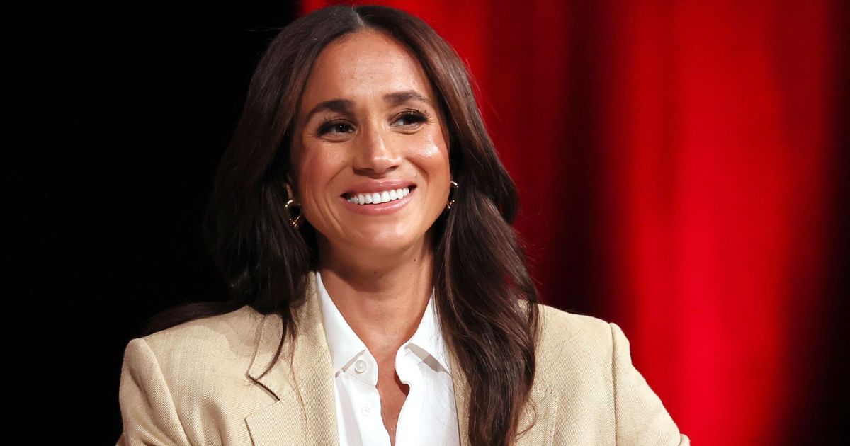 Meghan diz estar feliz em voltar ao Reino Unido em primeira agenda pública