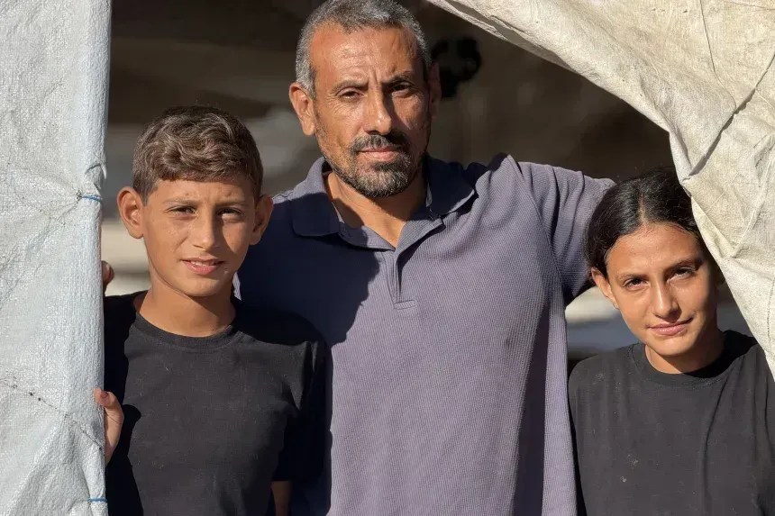 Mohammad Yousef Shalayel (ao centro), que aparece com dois de seus filhos, relembrou a “cena horripilante” dos corpos de seus parentes após um ataque israelense em Jabalya, no norte de Gaza, em novembro de 2024 • Tareq El-Hilou/CNN