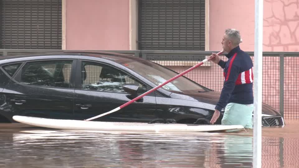 Moradores enfrentam ruas alagadas após chuvas torrenciais atingirem a Catalunha.