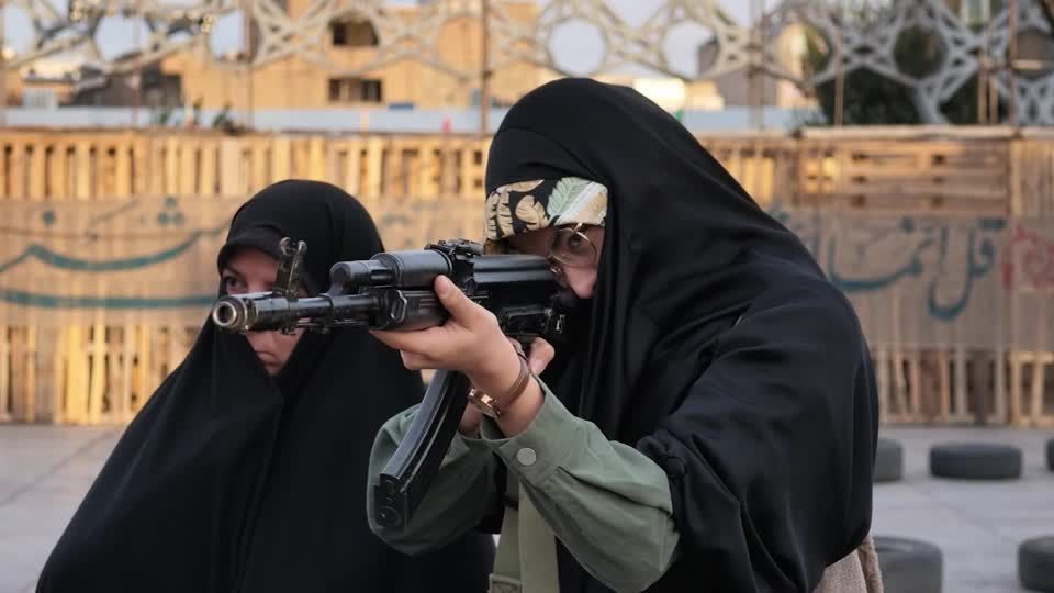 Mulheres iranianas participam de treinamento militar em meio à tensão com EUA e Israel