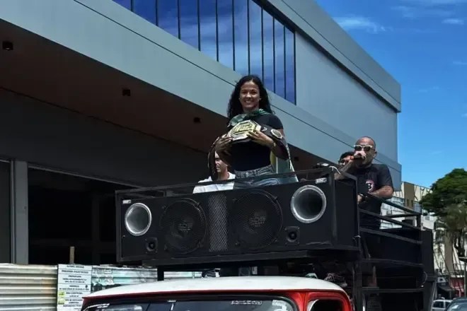 Natália Silva, campeã do UFC, desfila com cinturão em Contagem