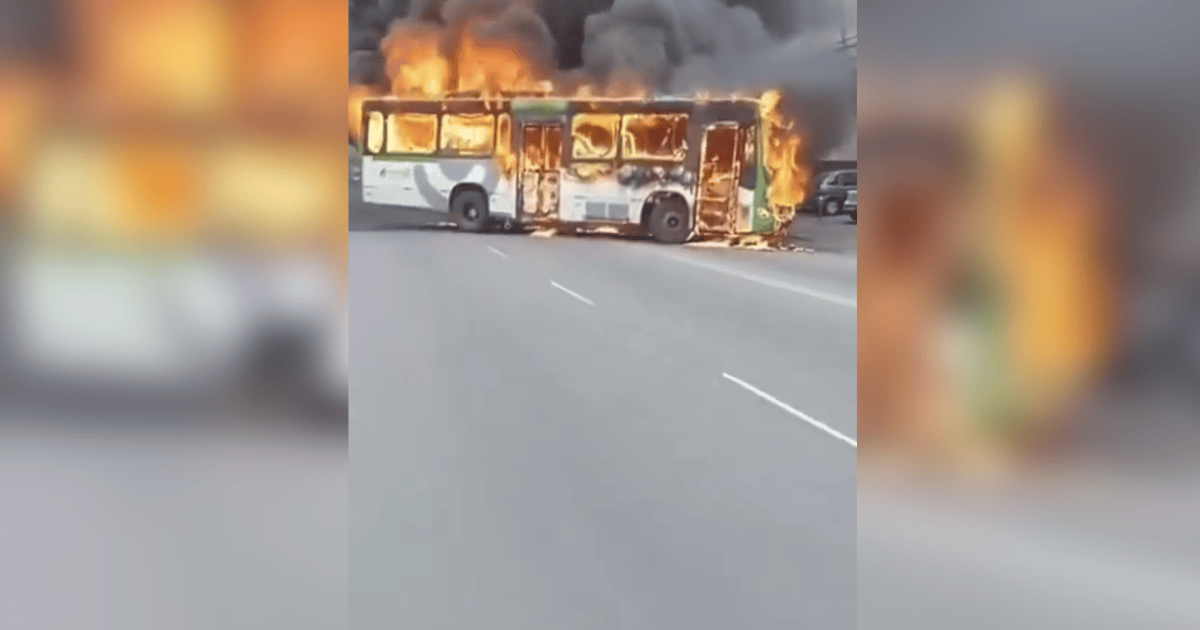 Vídeo: ônibus é incendiado e atravessado na zona Norte do Rio