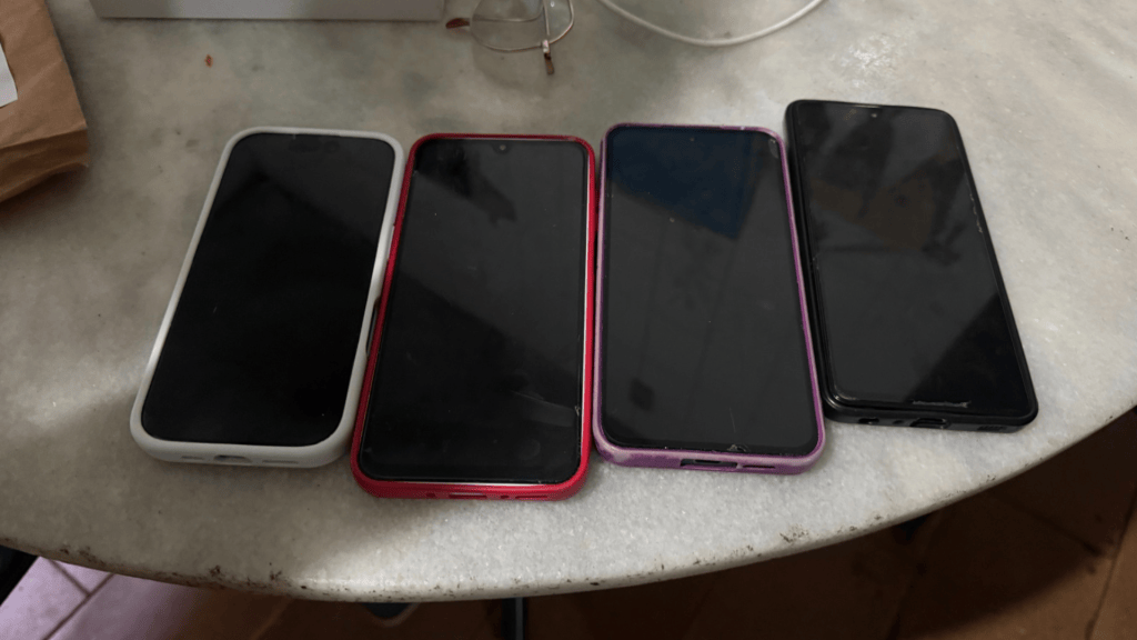 Foram apreendidos cinco celulares durante a ação
