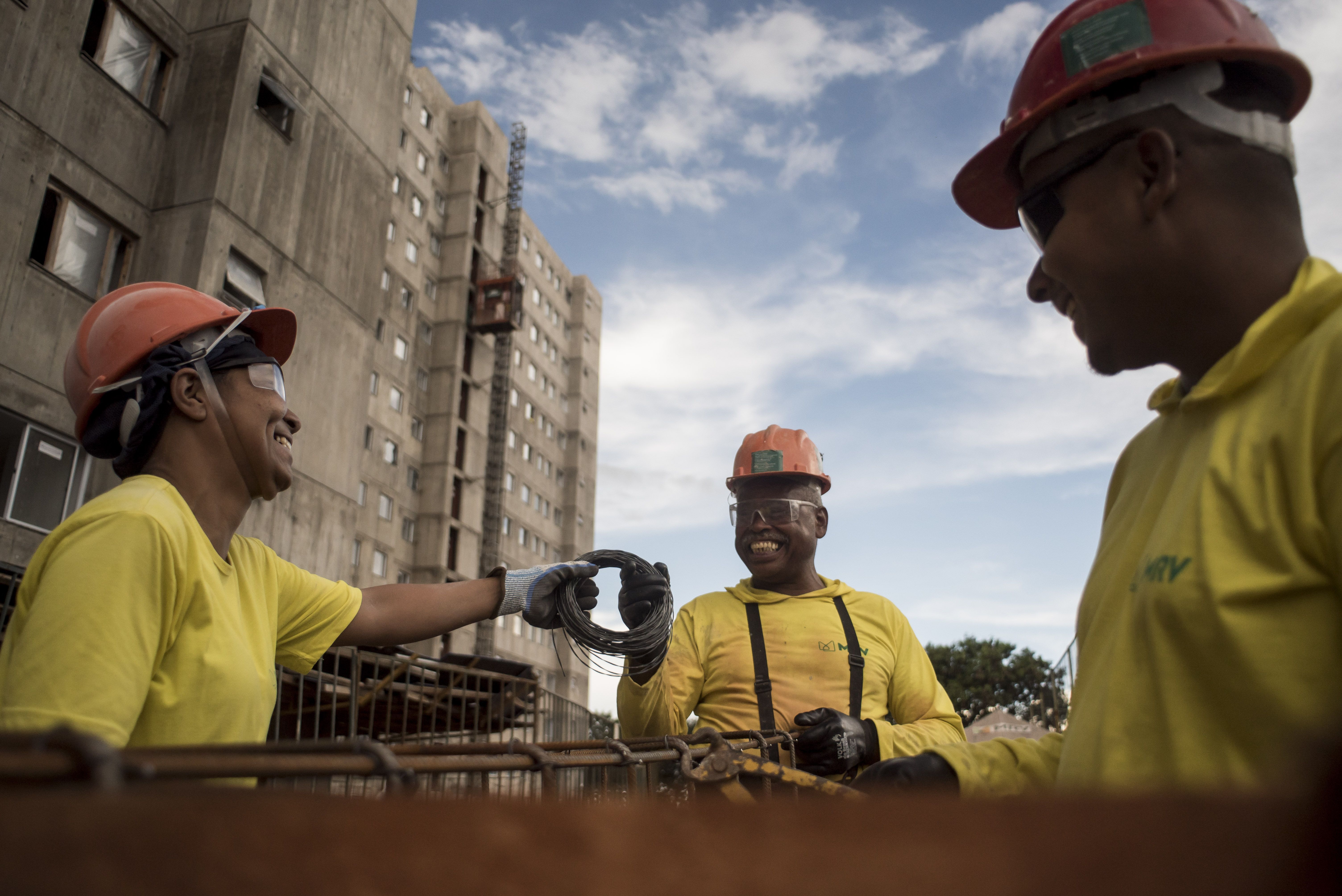 Profissionais atuam nos canteiros da MRV com apoio de treinamentos técnicos, orientações de segurança e iniciativas voltadas à saúde e ao desenvolvimento dos trabalhadores