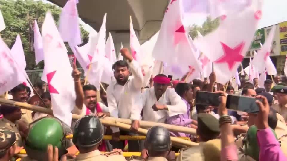 Organizações estudantis indianas realizam protestos exigindo a renúncia do chefe eleitoral. • REUTERS