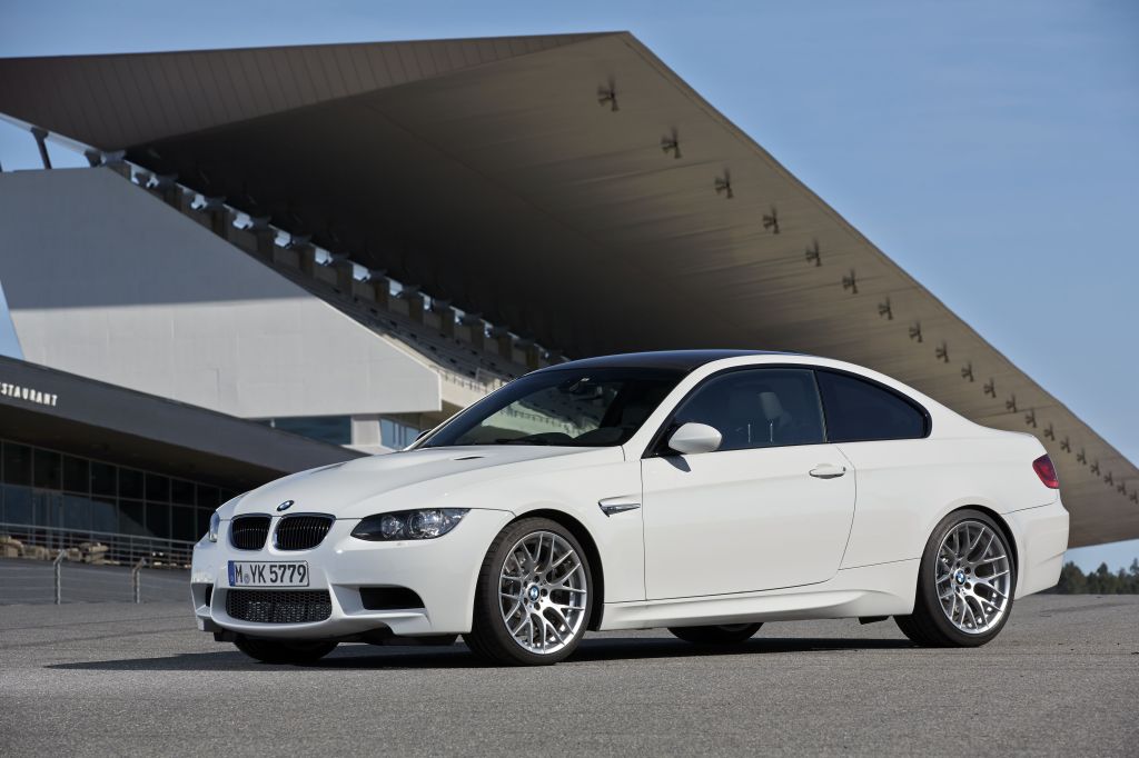BMW M3 (E92) - O código E92 foi designado à versão cupê, enquanto E90 foi designado à versão sedan