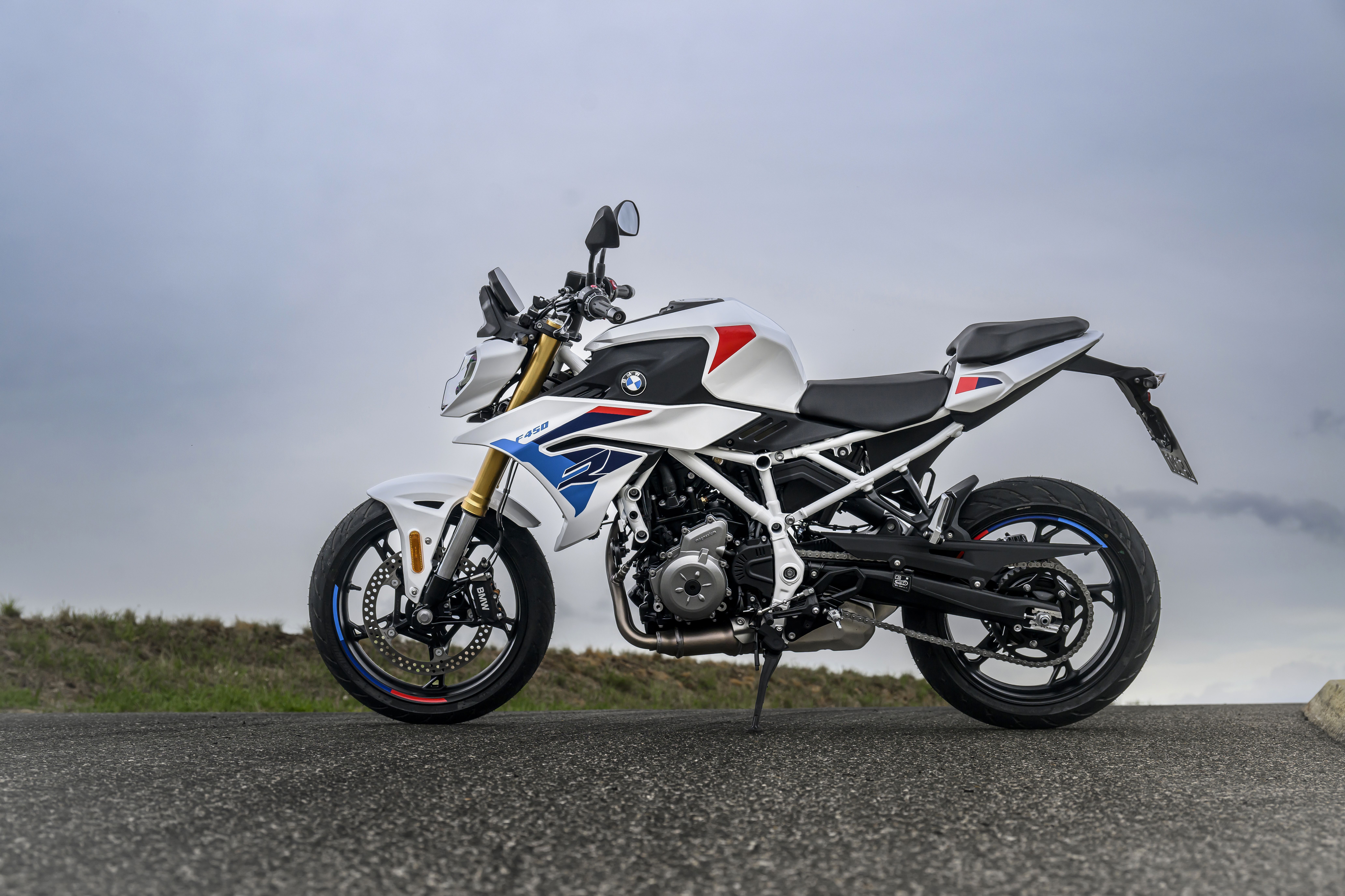 BMW F 450 R tem 48 cv, 175 kg e opção de embreagem assistida; modelo mira motociclistas da categoria A2 e tem quatro versões de acabamento • UWE FISCHER/BMW