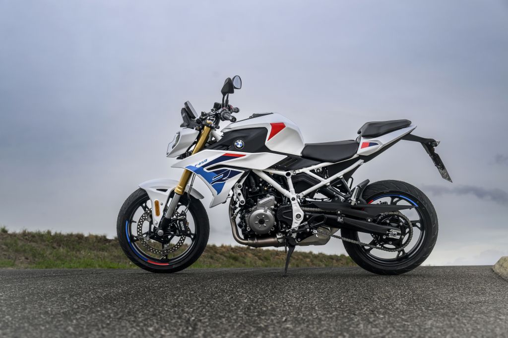 BMW F 450 R tem 48 cv, 175 kg e opção de embreagem assistida; modelo mira motociclistas da categoria A2 e tem quatro versões de acabamento