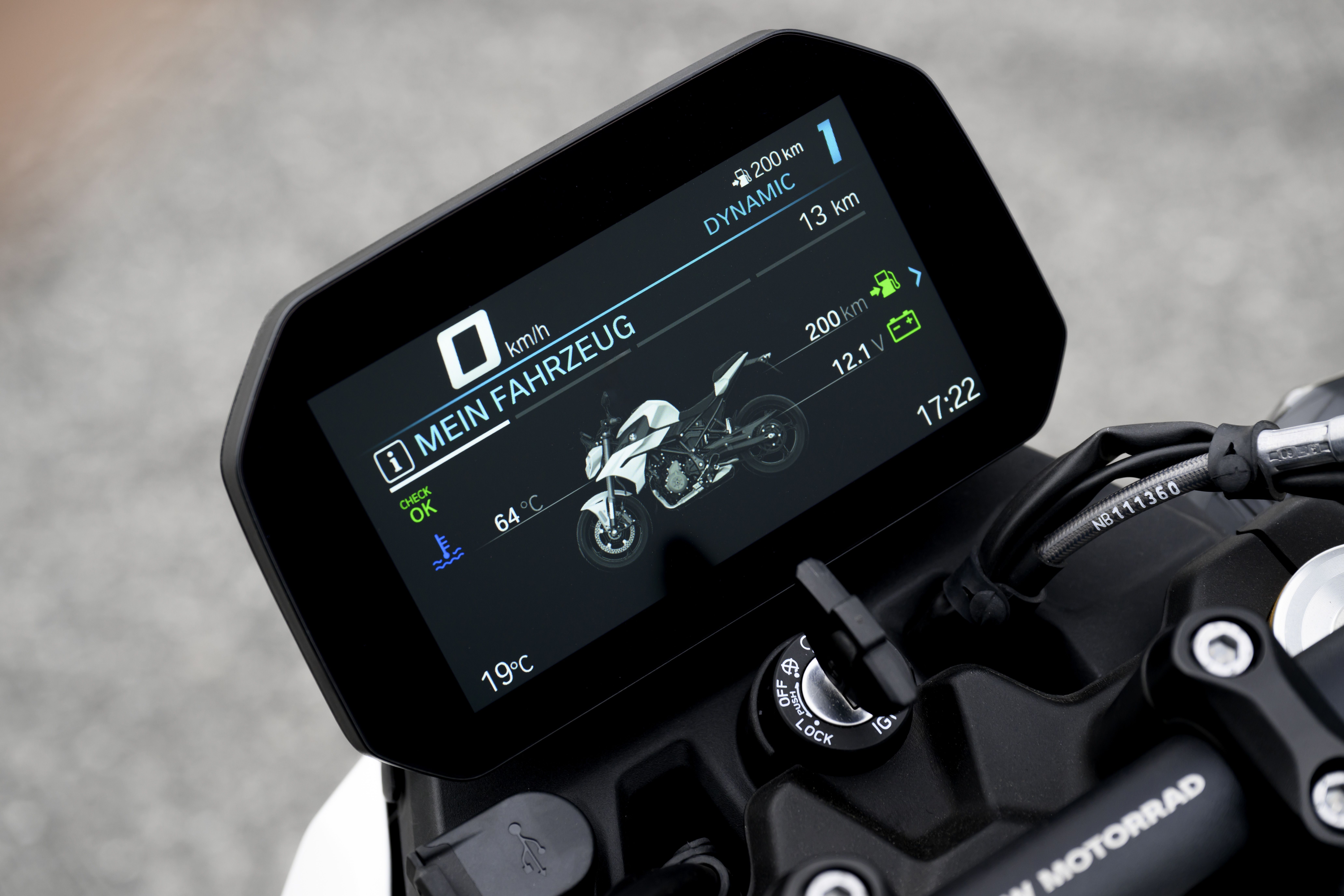 BMW F 450 R tem 48 cv, 175 kg e opção de embreagem assistida; modelo mira motociclistas da categoria A2 e tem quatro versões de acabamento • UWE FISCHER/BMW