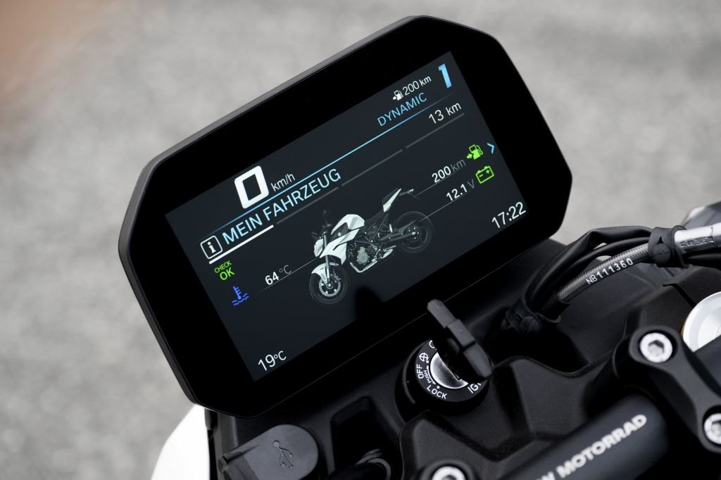 BMW F 450 R tem 48 cv, 175 kg e opção de embreagem assistida; modelo mira motociclistas da categoria A2 e tem quatro versões de acabamento